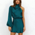 Larah – Robe asymétrique à une épaule effet satin