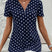 Uzziora – Polka Dot V-hals bluse med lynlås
