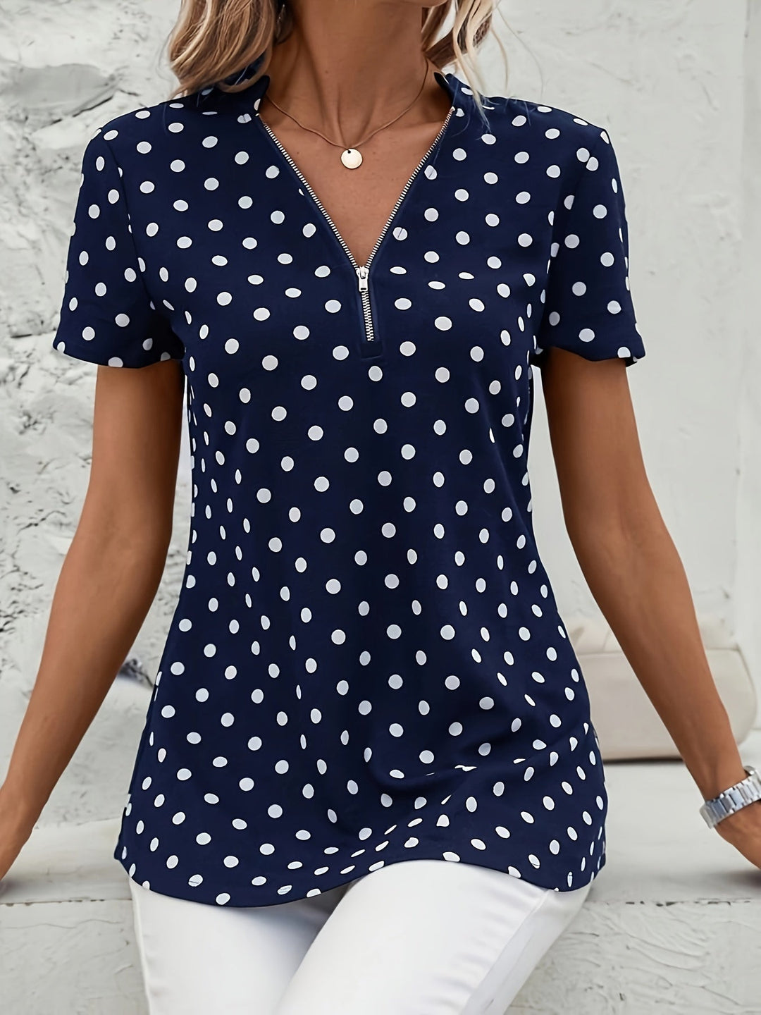 Uzziora – Polka Dot V-hals bluse med lynlås