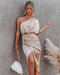 Sylvara – Robe midi en satin drapée à épaules dénudées