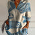 Virela - Damebluse med langærmet allover-print