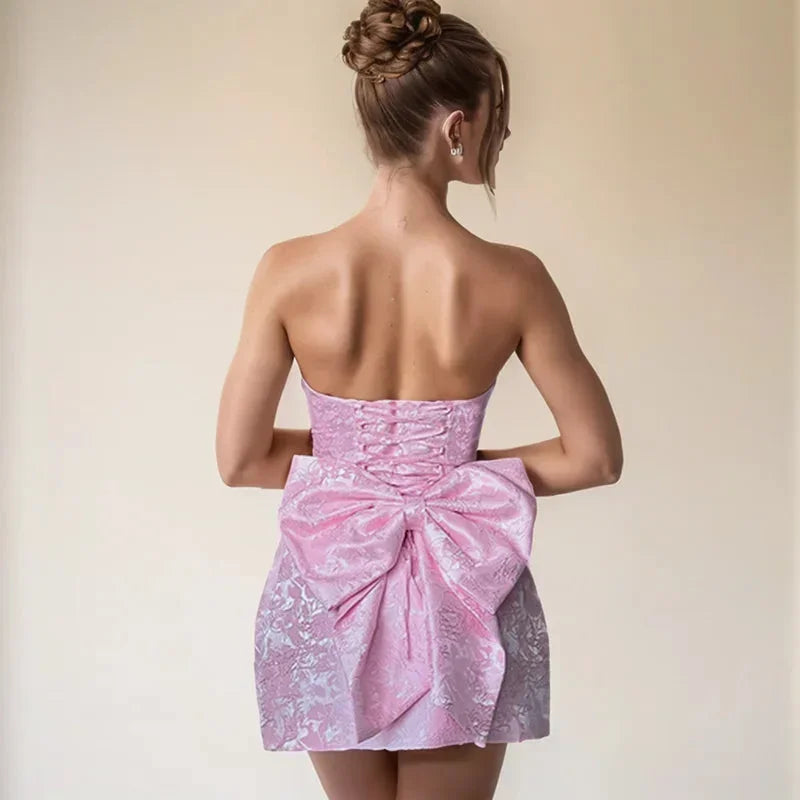Jacquera – Stropløs jacquard minikjole med åben ryg